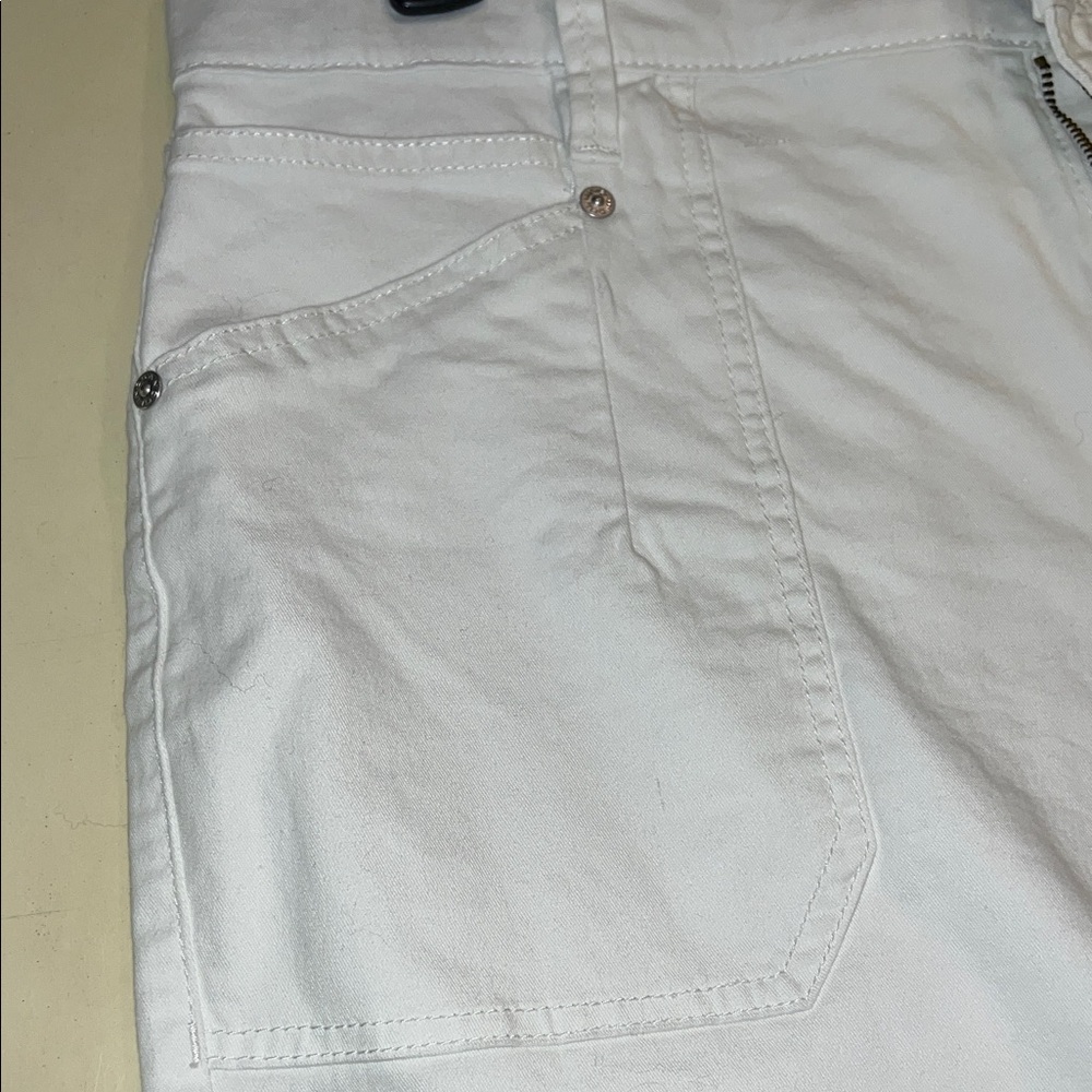 Bandolino Women's Crisp White Bermudas - Picture 4 of 7